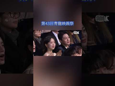 授賞式にてJYP社長のパフォーマンスを呆然とした顔で見る豪華な韓流スターたち